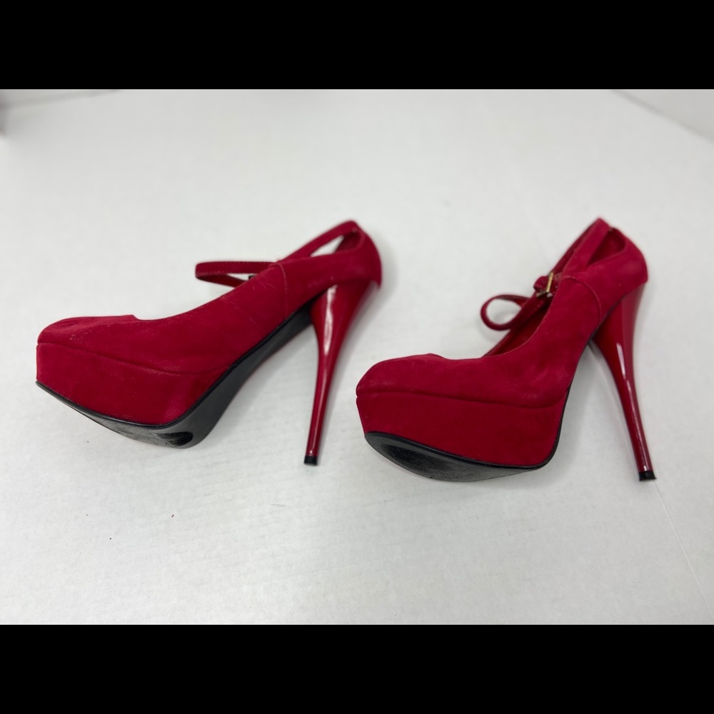 Red pumps - Picture 3 of 3